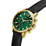 Reloj Guess Walker con caja dorada, esfera verde con tres subesferas y correa de cuero negro con textura.