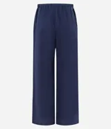 Pantalón femenino azul marino, estilo pijama, confeccionado en algodón texturizado. Posee cintura elástica con cordón para ajuste y bolsillos laterales.