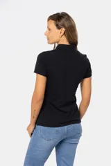 Polo azul marino de piqué con botones personalizados y mangas cortas.