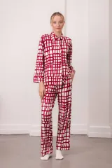 Conjunto de pijama de dos piezas con estampado a cuadros color verde agua y blanco. Incluye camisa de manga larga con cuello y pantalón largo de corte recto.