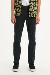 Pantalón chino negro de gabardina con corte tapered, tiro medio y cierre con cremallera.