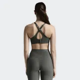 Sujetador deportivo negro de impacto medio, con copas moldeadas, tirantes elásticos anchos ajustables y cierre de gancho y ojo en la espalda.