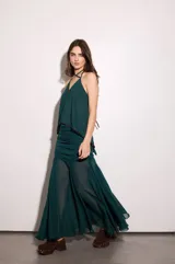 Falda larga de gasa color verde petróleo, con base mini con frunces y largo godet.