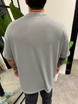 Remera gris oscuro de punto con corte holgado.