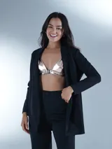Top negro con breteles finos y espalda descubierta.