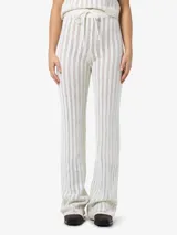 Pantalón tejido de punto color blanco, de corte flare y tiro alto.