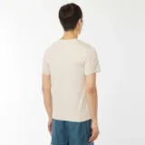 Remera lisa color beige, de corte slim fit y cuello redondo.