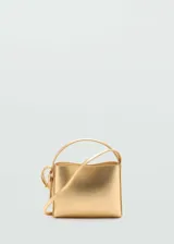 Bolso mini tipo shopper color dorado, con acabado metalizado, doble asa de mano rígida y correa fina ajustable para colgar del hombro.