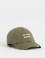 Gorra de gabardina color verde oliva con visera curva y bordado frontal en relieve con la frase "good for sunday".