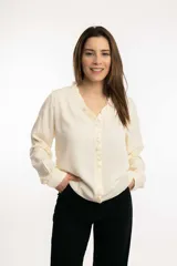 Blusa azul marino de manga larga en tela tipo seda, con escote en V con volado en todo el escote.