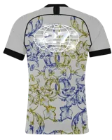 Camiseta deportiva blanca con cuello en V negro, inspirada en azulejos portugueses. Presenta un gran estampado central de la Virgen María con el niño Jesús en un marco ovalado azul y blanco, rodeado de motivos florales en azul y amarillo.