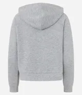 Campera deportiva negra con capucha y cordón ajustable, cierre frontal con cremallera, bolsillos laterales y mangas largas.