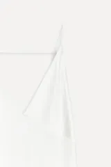 Top blanco de breteles finos, escote en V y abertura lateral.