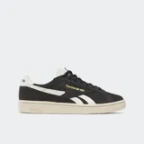 Championes Reebok Club C Grounds UK negros con detalles en blanco y suela color crema. Confeccionados en ante y cuero, con logo dorado en el lateral.
