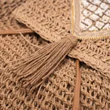 Mochila marrón de yute con solapa y cierre de cordón ajustable.