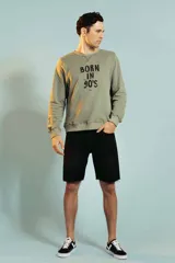 Sweatshirt color marrón claro con cuello redondo y puños ajustados.