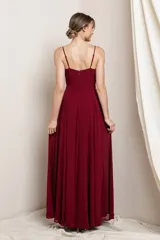 Vestido largo color borgoña, con breteles finos, escote en V cruzado y falda amplia con vuelo.