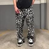 Pantalón super baggy de gabardina con estampado abstracto en blanco y negro.