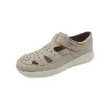 Zapato Freeway Sensi color beige con perforaciones y ajuste con velcro.