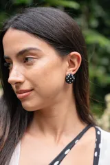 Aros tipo botón redondos, color negro con lunares blancos.