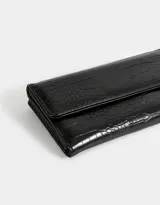 Billetera de cuerina color bordó con textura croco y lazo con broche con botón para cerrado.