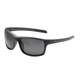 Lentes de sol MDQ modelo Rincon, con montura rectangular negra de metal y lentes grises.