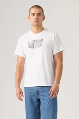 Remera blanca de corte clásico con cuello redondo y logo de Levi's estampado en el pecho.