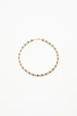 Collar corto con lentejuelas metálicas en tonos negro, dorado, marrón y blanco.