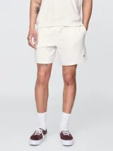 Short deportivo verde oscuro con cintura elástica y cordón ajustable.