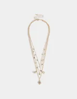Collar dorado multicadena con dijes de strass con motivos de suerte: herradura, trébol, carta y dado.