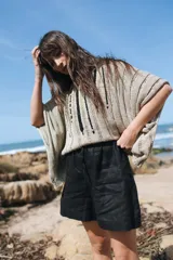 Short color crema de lino, con cintura elástica y lazo ajustable.