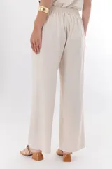 Pantalón de lino color beige con corte recto y diseño ligero.