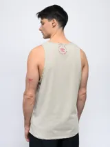 Musculosa negra con cuello redondo y sin mangas. Estampado frontal con el logo Umbro en blanco con textura geométrica.