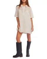 Vestido corto color crudo, con cuello polo, manga corta y calado tipo eyelet.