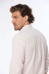 Camisa de lino color beige con rayas verticales blancas, corte slim fit y mangas largas.