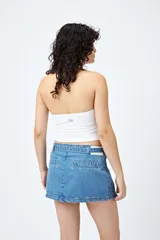 Minifalda negra de denim con cinturón y bolsillos laterales.