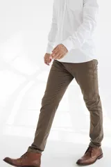 Pantalón negro de corte recto.