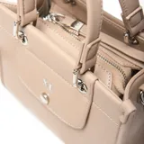 Cartera estructurada compacta color beige, con doble manija fija y correa larga regulable y desmontable. Presenta solapa frontal con botón imantado y herrajes metálicos color plateado.