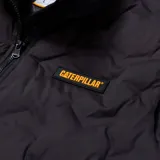 Chaleco acolchado color verde oliva con cierre frontal, bolsillos inferiores tipo welt y logo de Caterpillar en el pecho. Cuenta con ribete elástico en el dobladillo y tecnologías water resistant y recycled insulation.