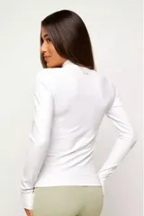 Campera blanca de poliamida con elastano, de corte ajustado, manga larga con orificio para el pulgar y cierre frontal.