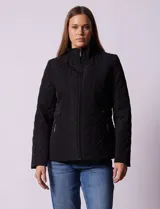 Campera negra capitoneada marca Gallery, con cierre central, bolsillos frontales con cierre, cintura con cinto de ajuste regulable y forro interno a tono.