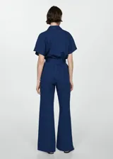 Mono largo azul denim con cuello camisero, manga corta acampanada, cinturón desmontable y cierre frontal con botones.
