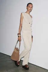 Pantalón de punto color beige, de tiro alto con cintura elástica ajustable con cordones y corte ancho.