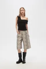 Bermuda de jean con estampado animal print, de calce alto y corte ancho.