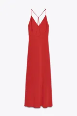 Vestido largo rojo de viscosa y lyocell, con escote pico y tirantes finos cruzados en la espalda.