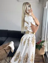 Vestido camisero largo negro con estampado de flores blancas y cinto incluido.