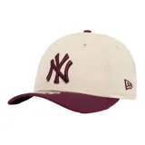 Gorra de béisbol New Era color beige con visera y botón superior color borgoña. Presenta el logo de los New York Yankees bordado en el frente y el logo de New Era bordado en el lateral.