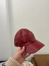 Gorra marrón de cuero con visera y ajuste trasero.