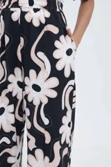 Pantalón de twill sastrero con estampado de flores, de pierna recta con cintura elástica y tajos laterales.