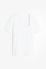 Top blanco de punto elástico, corte entallado, con escote cuadrado y mangas cortas.